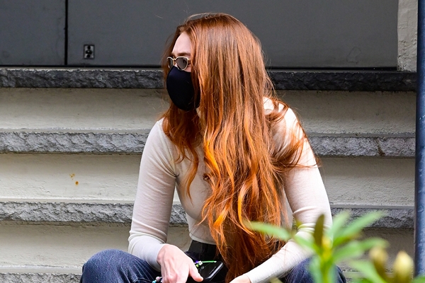 Kupfer Haarfarbe Gigi Hadid mit Mundschutzmaske