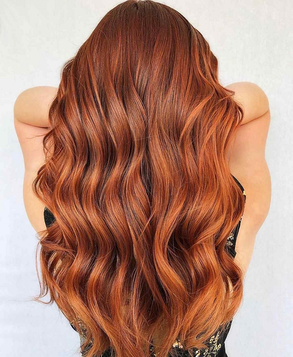 Kupfer Haarfarbe lange Haare mit Wellen Weihnachtsfrisuren Ideen