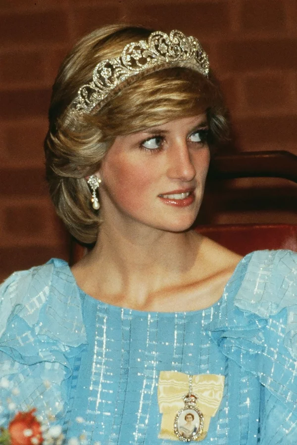Lady Dianas Frisur mit Tiara Haarlänge