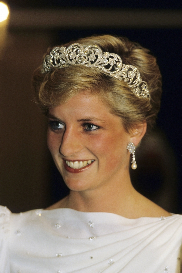 Lady Dianas Frisur mit Tiara weißes Kleid