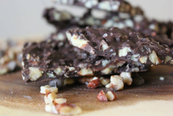 Low-Carb Plätzchen gesalzene Zartbitterschokolade mit Pecan Nüssen