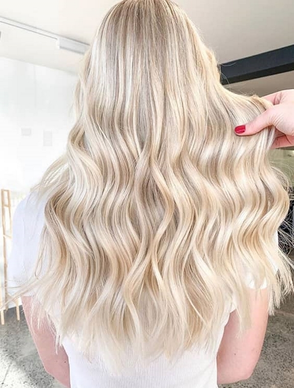Platinblond Haarfarbe lange Haare mit leichten Wellen