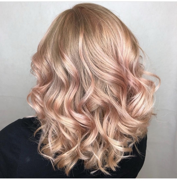 Platinblond Haarfarbe leichte rosa Nuancen