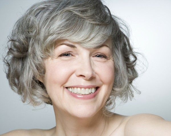 Schöne und verjüngende Bob Frisuren für Frauen ab 50 schöne lockige haare grau