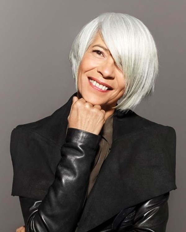 Schöne und verjüngende Bob Frisuren für Frauen ab 50 schöne weiße haare seitenscheitel