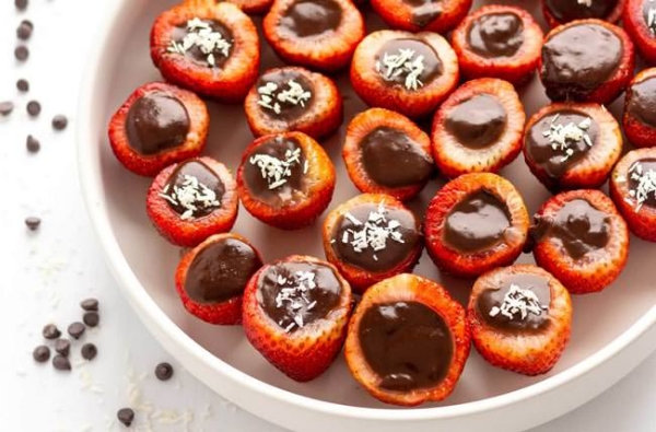 Silvester Fingerfood Rezeptideen süße Häppchen Erdbeeren mit brauner Schokolade gefüllt