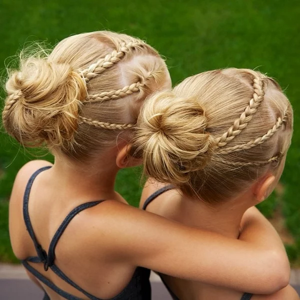 Zwillingsschwestern mit blondem Haar Flechtfrisuren mit dünnen Zöpfen Frisuren für die Schule