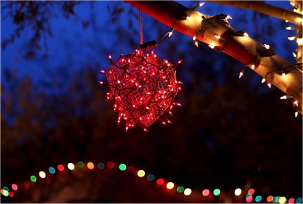 Weihnachtsdeko für den Garten - leuchtende Kugeln Baum schmücken