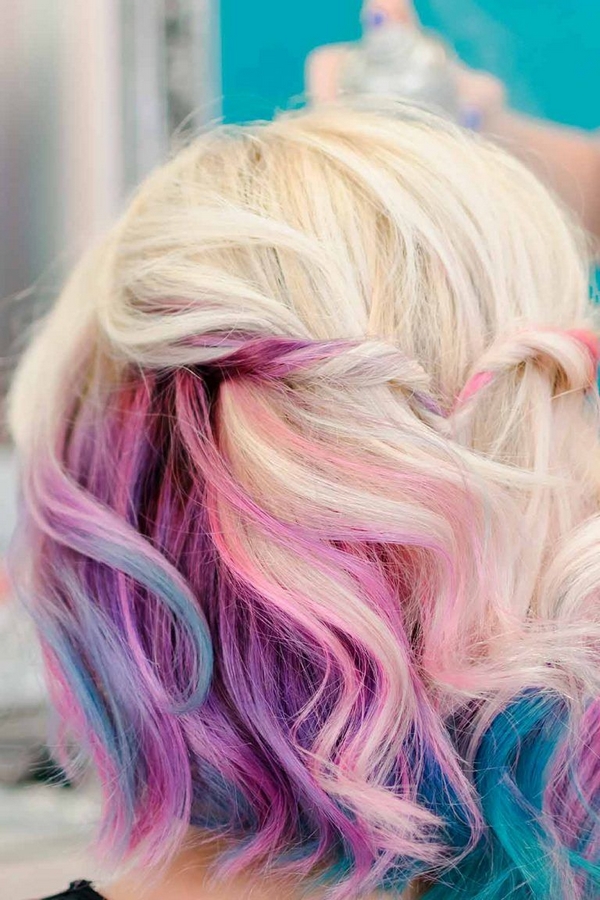 blonde Haare färben Farbideen Haartrends rosa und lila Strähnchen