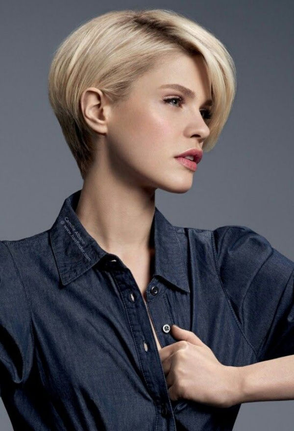 kurzer Bob Trendfrisur 2022 für mutige Frauen Kurzhaarfrisur blondes Haar selbstbewusster Look