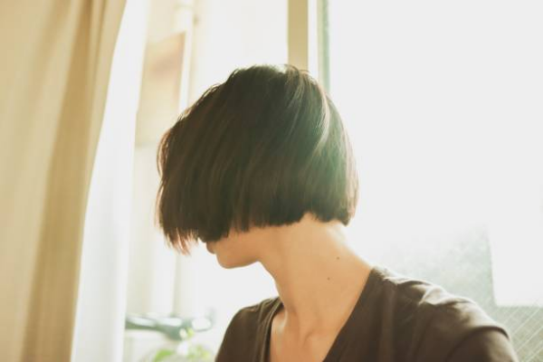 kurzer Bob Trendfrisur 2022 für mutige Frauen auf Kinnlinie geschnittenes dunkles Haar