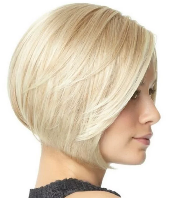 kurzer Bob Trendfrisur 2022 für mutige Frauen blondes Haar auf Kinnlinie perfekter Haarschnitt
