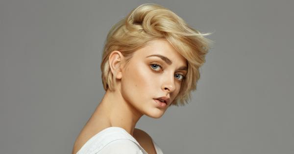 kurzer Bob Trendfrisur 2022 für mutige Frauen blondes Haar in Stufen geschnitten geföhnt zur Seite