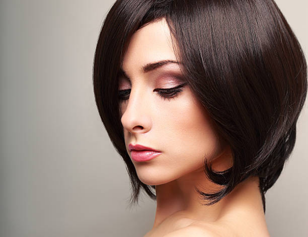 kurzer Bob Trendfrisur 2022 für mutige Frauen glattes dunkles Haar perfekt gestylt