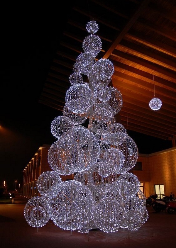 leuchtende Kugeln aus Draht und Lichterketten Weihnachtsbaum Weihnachtsdeko für draußen