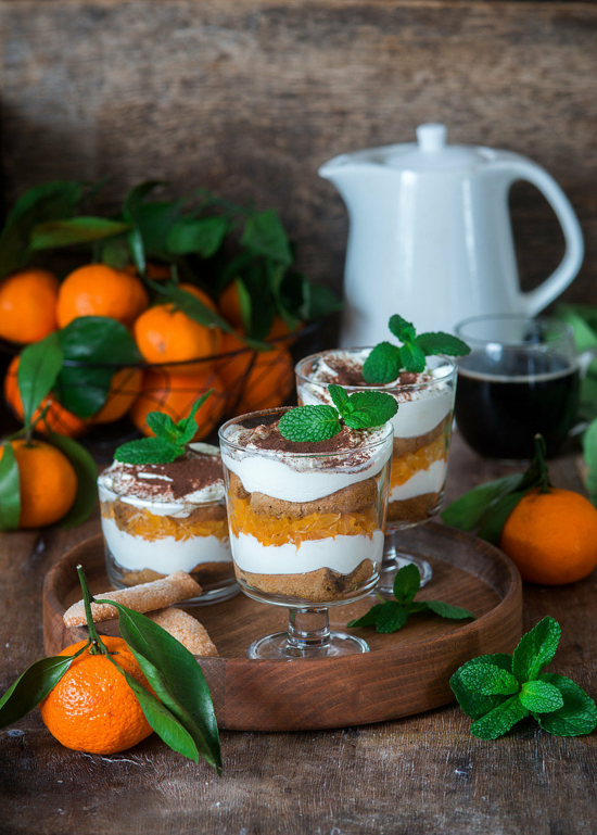 mandarinen tiramisu im glas mit kakao und minze