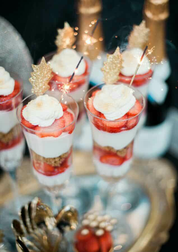 silvester dessert im glas sahne erdbeeren
