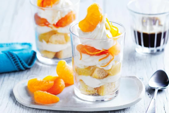 Mandarinen Tiramisu im Glas mit Zitronen und Sahne