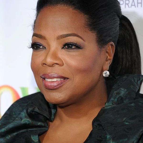tolle Frisuren für dunkelhaarige Frauen ab 60 - Oprah Winfrey 