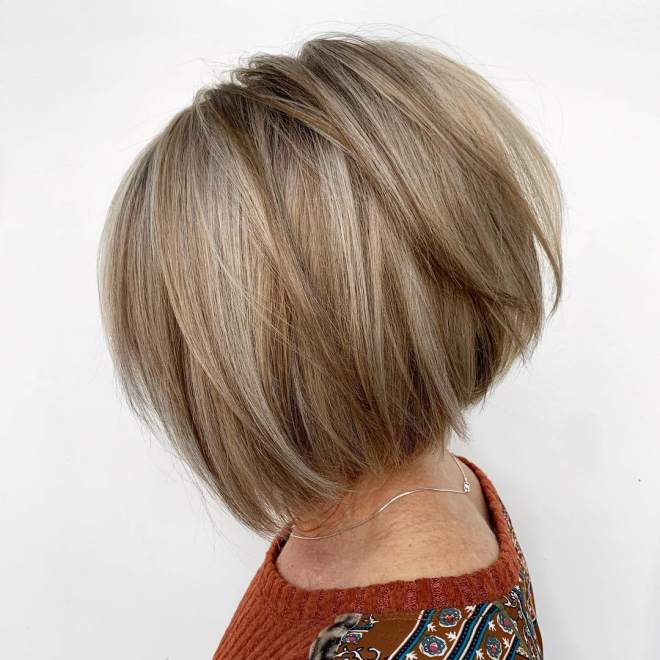 trendige Frisuren für Frauen ab 40 Bob hinten kurzer Fransen dunkelblondes Haar
