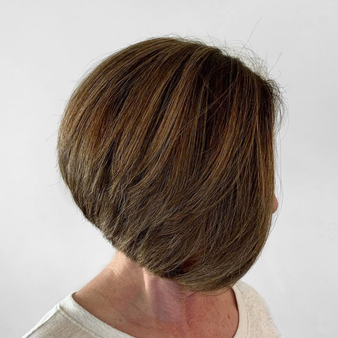 trendige Frisuren für Frauen ab 40 asymmetrischer Bob braunes Haar schicker Look