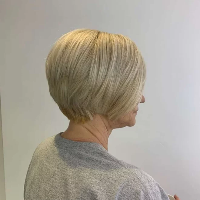 trendige Frisuren für Frauen ab 40 asymmetrischer Bob hinten kurz blondes Haar gut gestylt