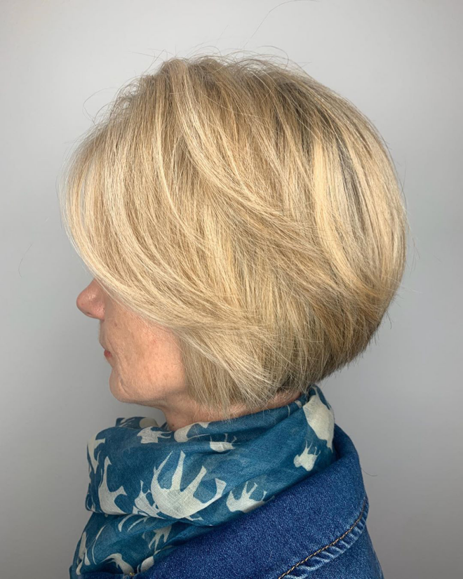 trendige Frisuren für Frauen ab 40 kurzer Bob blondes Haar perfekt für den Alltag