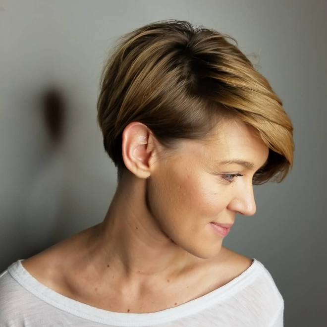 trendige Frisuren für Frauen ab 40 schicke Kurzhaarfrisur hellbraunes Haar schicker Look