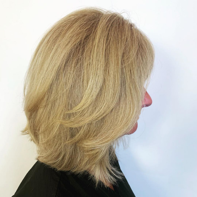 trendige Frisuren für Frauen ab 40 schulterlanges blondes Haar schick gestylt