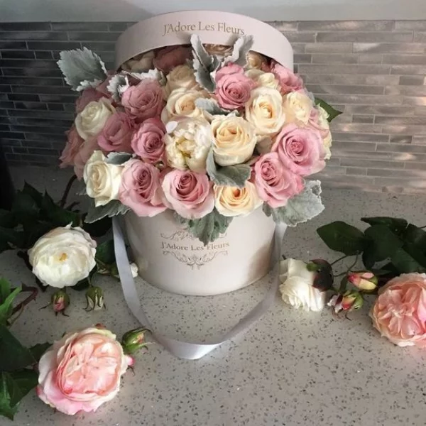 Blumensprache zum Valentinstag Rosen verschiedene zarte Farben in einer Schachtel als Geschenk