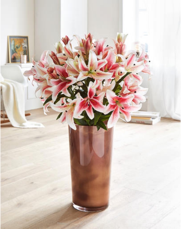 Blumensprache zum Valentinstag schöne Lilien in einer Vase Blickfang im Raum