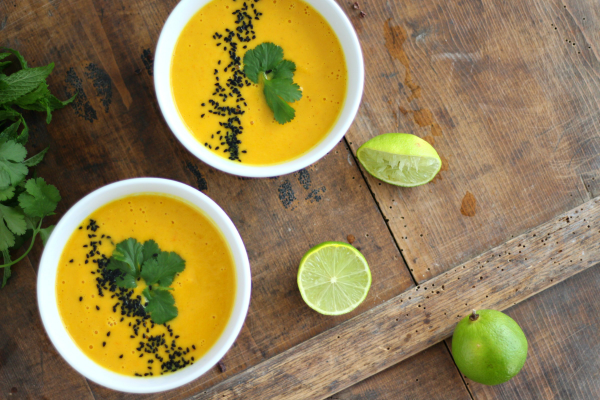 Detox-Suppen Karottensuppe mit kernen Samen Sprossen garnieren und genießen