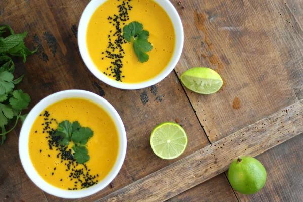 Detox-Suppen Karottensuppe mit kernen Samen Sprossen garnieren und genießen