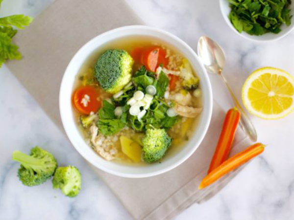 Detox-Suppen frisches Gemüse Brokkoli Karotten Weißkohl Lauch Knoblauch
