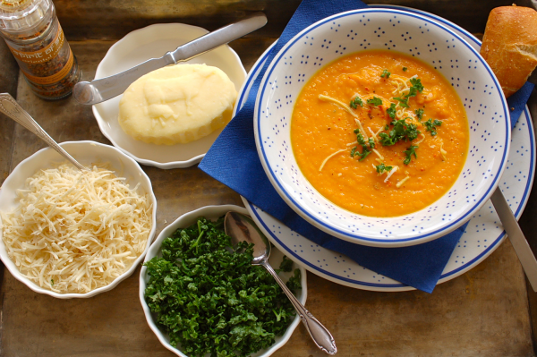 Detox-Suppen gesunde Karottensuppe mit geriebenem Käse und Maggikraut