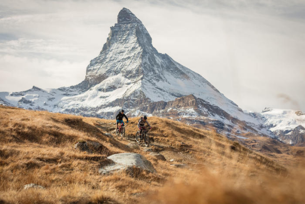 Digital Detox Digitalfasten gesunde Vorteile Radfahren in den Bergen extreme Sportarten