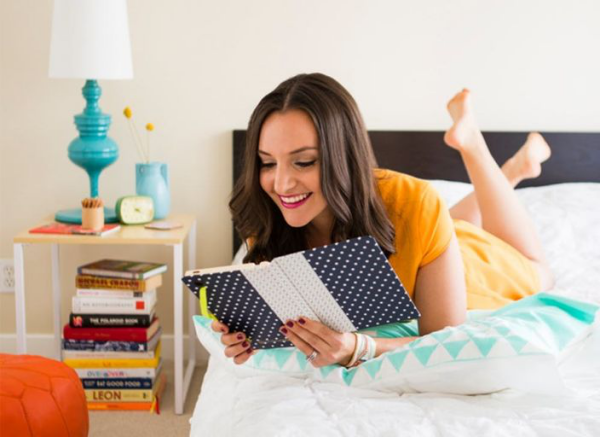 Digital Detox Digitalfasten gesunde Vorteile ein Buch im Bett lesen besser als chatten
