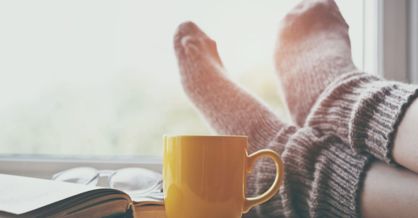Digital Detox Digitalfasten gesunde Vorteile gemütliche Stunden zu Hause Kaffee trinken in aller Ruhe