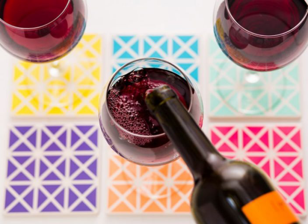 Digital Detox Digitalfasten gesunde Vorteile mit Freunden bei einer Flasche Wein kleine Partys