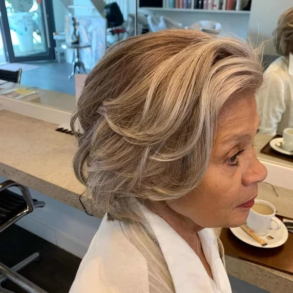 Frisuren für graue Haare ab 60 Long Bob trendy gestylt ältere Dame