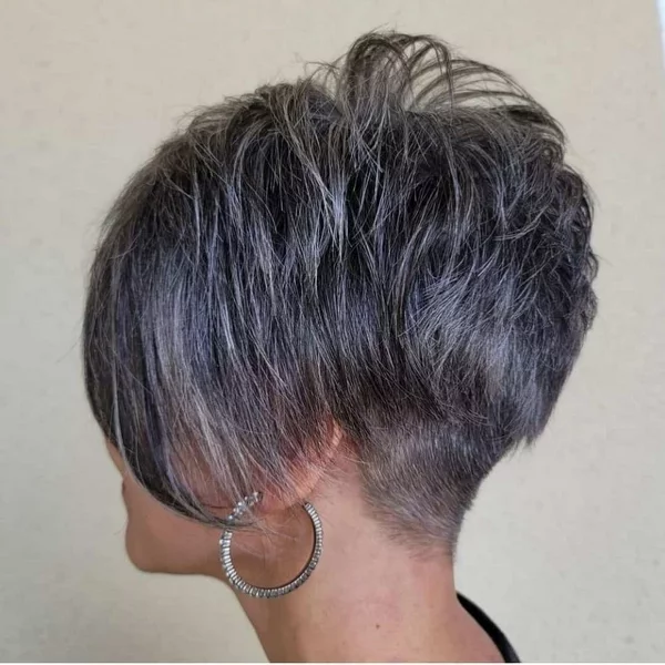 Frisuren für graue Haare ab 60 Pixie Kurzhaarschnitt Pixie mit Pony Seitenansicht