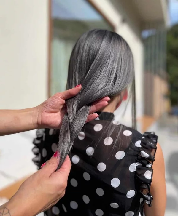 Frisuren für graue Haare ab 60 einfache Flechtfrisur Zopf einfach feminin leicht zu stylen