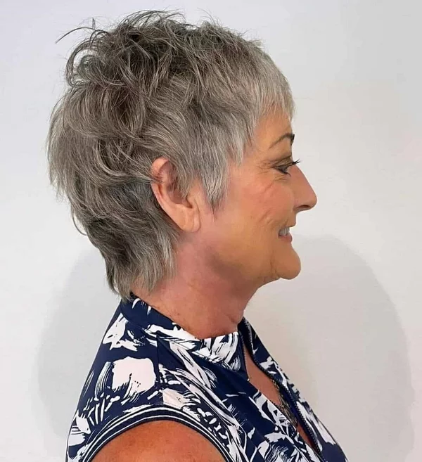 Frisuren für graue Haare ab 60 unordentlicher Kurzhaarschnitt ältere Dame kurzgeschnittenes Haar Seitenansicht