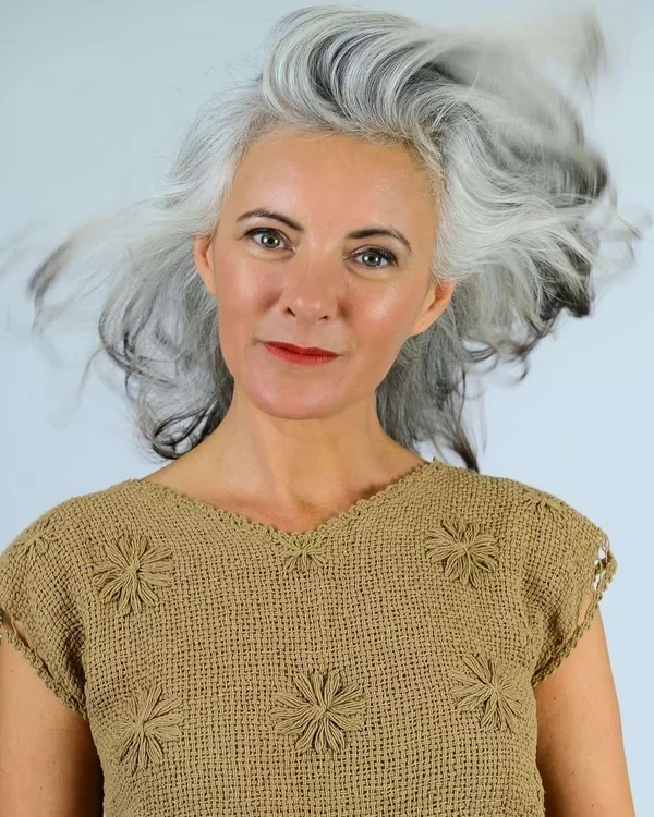 Frisuren für graue Haare ab 60 graue Haar stolz zeigen schöne modebewusste Frau über 60