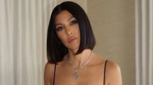 Glanzvolles Haar Kourtney Kardashian stylt ihr Haar zu einem trendigen Power Bob 