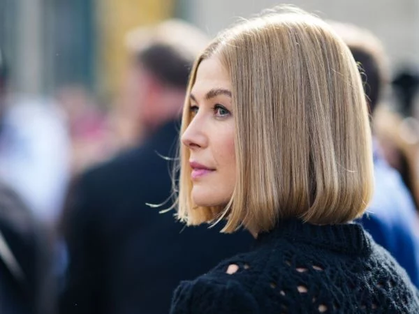 Haarfarben Trends Frisuren für Frauen ab 40 - schulterlanges blondes Haar 