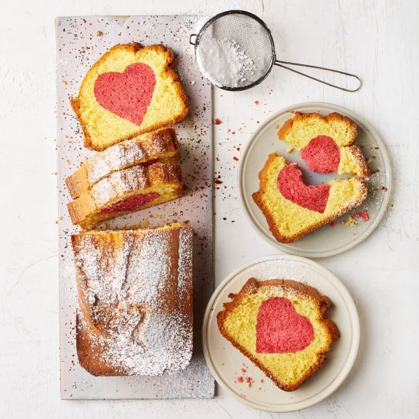 Herzkuchen selber machen süße Überraschung zum Valentinstag den fertigen Kuchen in Scheiben schneiden
