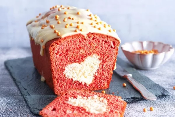 Herzkuchen selber machen süße Überraschung zum Valentinstag helle Herzen roter Kuchen rote Speisefarbe dafür verwenden