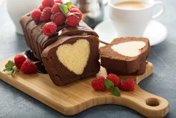 Herzkuchen selber machen süße Überraschung zum Valentinstag mit Kaffee und frischen Himbeeren