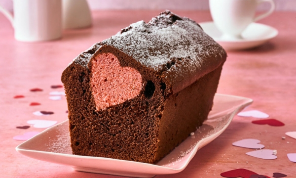 Herzkuchen selber machen süße Überraschung zum Valentinstag rote Herzen Kakaokuchen rund herum